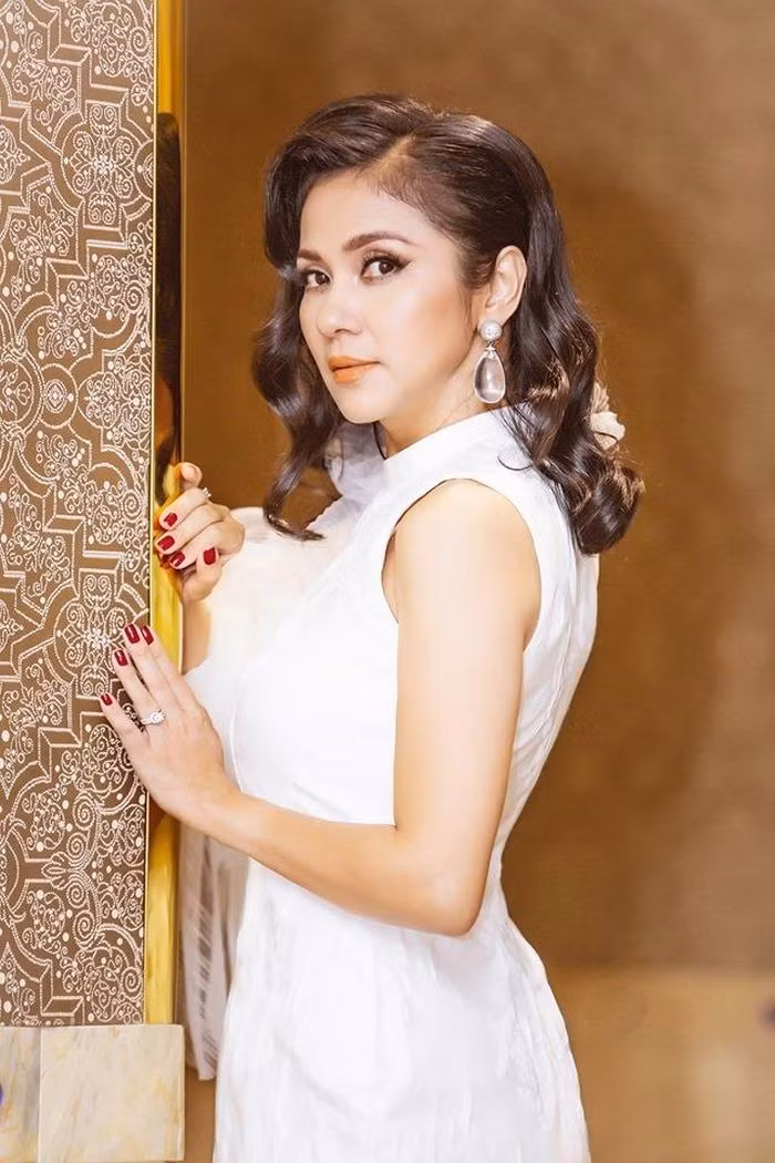 Xấp xỉ tuổi 50 vẫn trẻ đẹp, Việt Trinh tuyên bố độc thân suốt đời ảnh 12