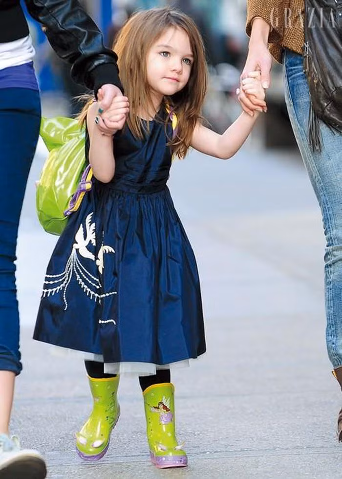 Khi còn bé xíu, Suri Cruise đã có lượng fan hùng hậu trên toàn thế giới bởi là con của cặp bố mẹ nổi tiếng và có vì vẻ ngoài như búp bê, luôn xuất hiện với trang phục đẹp.