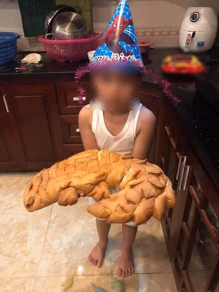 Còn đây là bánh mì cá sấu khi đặt mua...