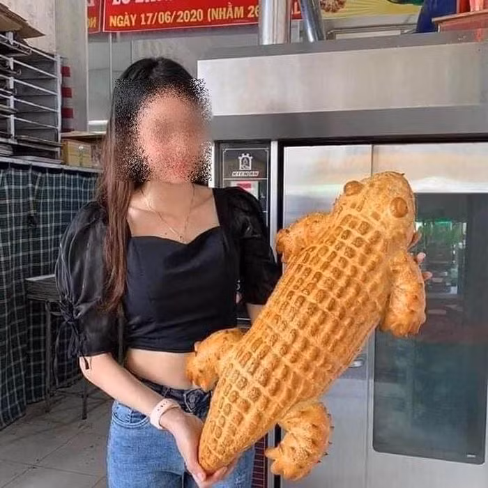 Bánh mì cá sấu mà shop quảng cáo...