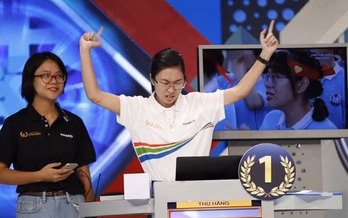 Thu Hằng bị "ném đá" vì thái độ trong Chung kết Đường lên đỉnh Olympia.