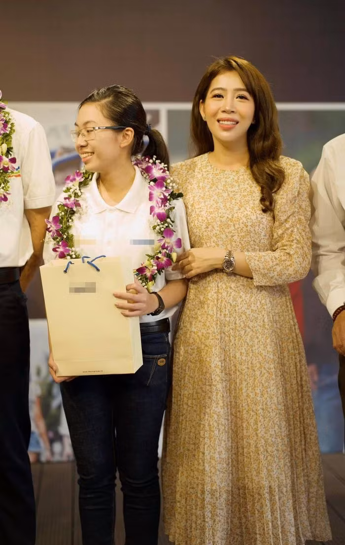 Bức ảnh "chụp vội" của Diệp Chi và Thu Hằng. Ảnh: FBNV.