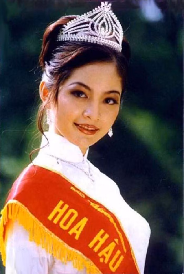 Hoa hậu Thiên Nga đăng quang khi 21 tuổi.
