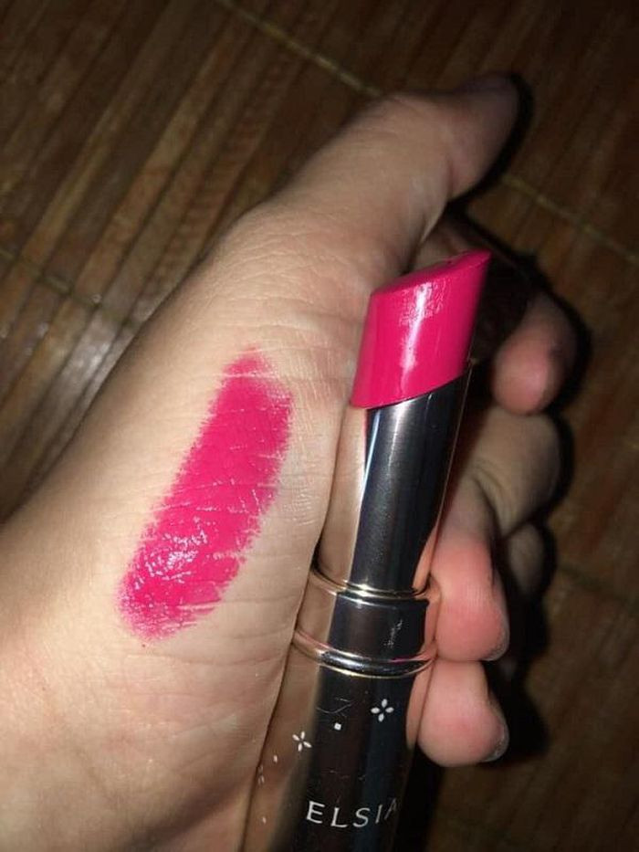Màu son mà đa phần các chị em đều xem là "kẻ thù". Màu son mà đa phần các chị em đều xem là "kẻ thù".