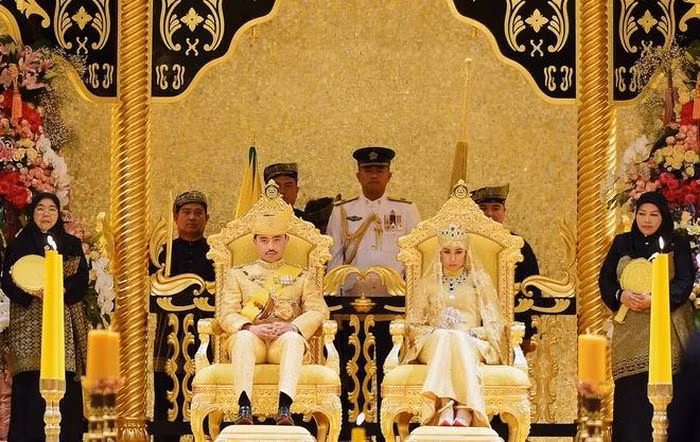 Hoàng gia Brunei thường chi hàng triệu USD cho những lễ cưới của thành viên thuộc hoàng tộc. Năm 2015, lễ cưới của Hoàng tử Abdul Malik diễn ra trong 11 ngày. Hai nhân vật chính mặc trang phục được làm từ vàng đính kim cương. Cô dâu Dayangku Raabi"atul "Adawiyyah Pengiran Haji Bolkiah cầm trên tay bó hoa pha lê và đeo bộ trang sức nạm ngọc quý. Ảnh: Brunei Times.