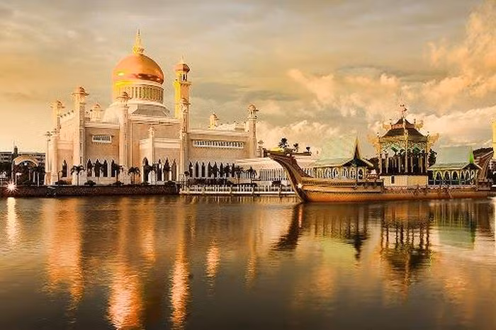 Cung điện Istana Nurul Iman được xây dựng vào năm 1984, tọa lạc tại thủ đô Bandar Seri Begawan. Đây được mệnh danh là cung điện lớn nhất thế giới với tổng diện tích lên tới 200.000 m2, lớn gấp hơn 2 lần so với cung điện Buckingham của hoàng gia Anh. Nơi ở của hoàng gia Brunei có tổng cộng 1.788 phòng, được thắp sáng bởi 564 đèn chùm và 51.000 ngọn đèn khác, 44 cầu thang bộ, 18 cầu thang máy, 5 hồ bơi đầy đủ tiện nghi. Ảnh: Insider.