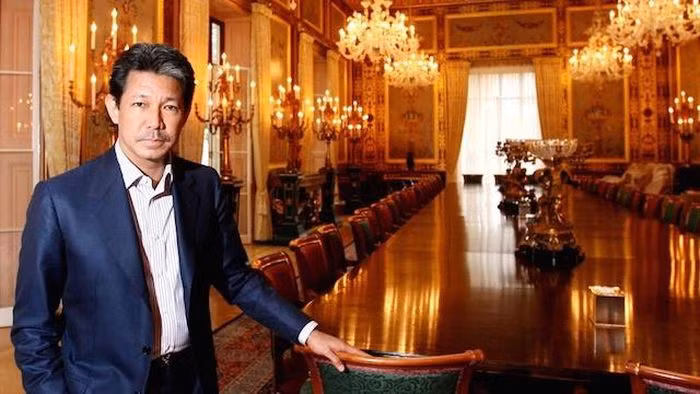 Là em ruột quốc vương, Hoàng thân Jefri Bolkiah (65 tuổi) được biết đến với biệt danh “dân chơi Brunei”. Jefri từng khoe khoang về việc ông có hơn 600 khách sạn hạng sang ở những thành phố đắt đỏ như London, Paris. Năm 1997, ông được anh trai tặng một biệt thự lớn ở Las Vegas trị giá 45 triệu USD. Ở đỉnh cao của sự giàu có, ông sở hữu 10 chiếc đồng hồ làm từ vàng trắng và bạch kim với kim cương, hồng ngọc, ngọc lục bảo và các loại đá quý khác. Ảnh: Forbes.