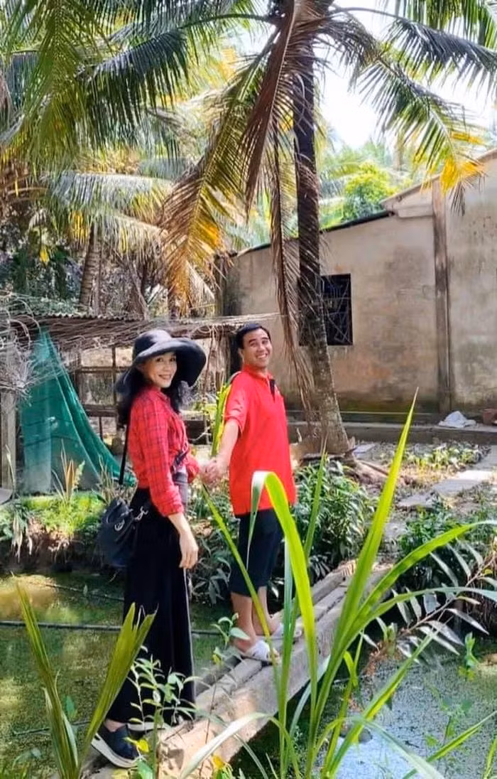 Cũng theo Dạ Thảo, thói quen đi dép tổ ong của Quyền Linh bắt đầu từ khi còn nhỏ, vì sinh ra ở vùng quê Tiền Giang nghèo khó, anh thường chọn những đôi dép rẻ tiền.