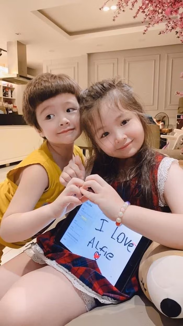 Cadie rất thương em, khi chỉ mới 5 tuổi, cô bé đã có thể dạy em nghe lời, dỗ em ăn thay mẹ.