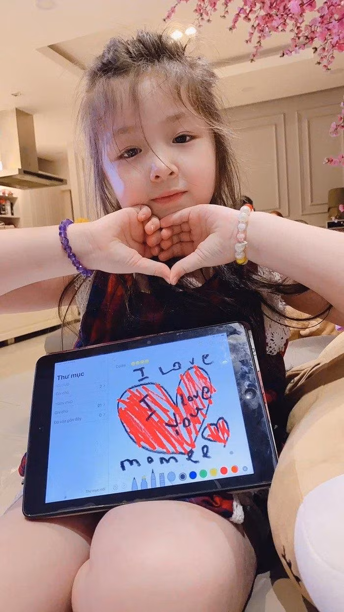 Hành trình lớn khôn của Cadie luôn được mọi người dõi theo.