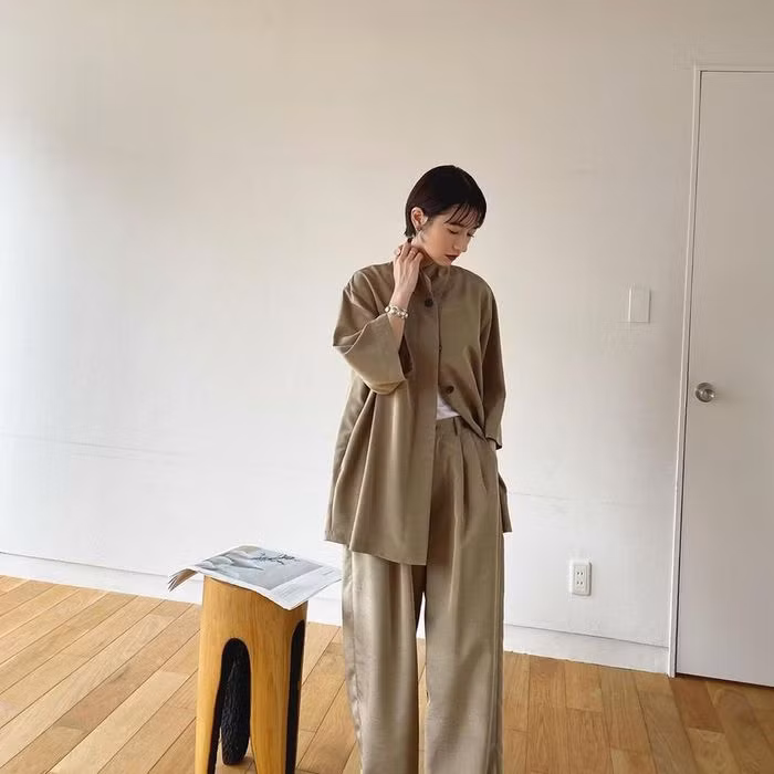 Khi mới xây dựng trang cá nhân, gu thời trang của Matsumoto Ena không quá ấn tượng. Cách cô phối quần bó cùng áo dáng rộng khiến vóc dáng trông nhỏ bé. Theo thời gian, bà mẹ này dần tìm được phong cách phù hợp với bản thân. Ảnh: @ena1123.