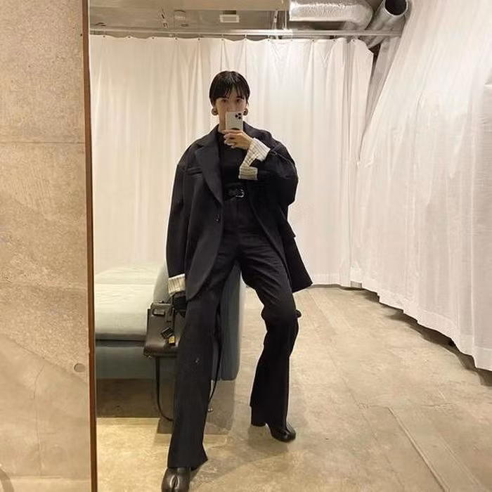 Quần ống suông phối cùng áo oversized là công thức được Ena ưa chuộng. Bà mẹ người Nhật thường phối thêm boots da và túi xách bản to. Ngoài ra, cô hướng đến những gam màu thanh lịch, nhẹ nhàng. Ảnh: @ena1123.