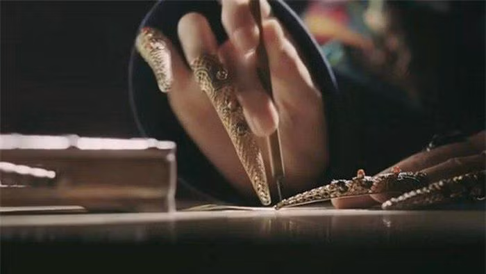 Những bộ móng được gia công tỉ mỉ. Càng nhiều đá quý lấp lánh càng cao sang, quyền quý.