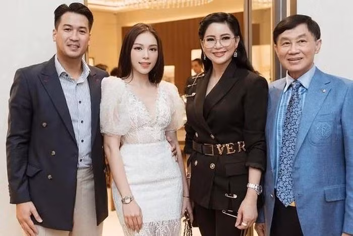 Linh Rin xóa hết hình đôi, thừa nhận rạn nứt tình cảm với Phillip Nguyễn