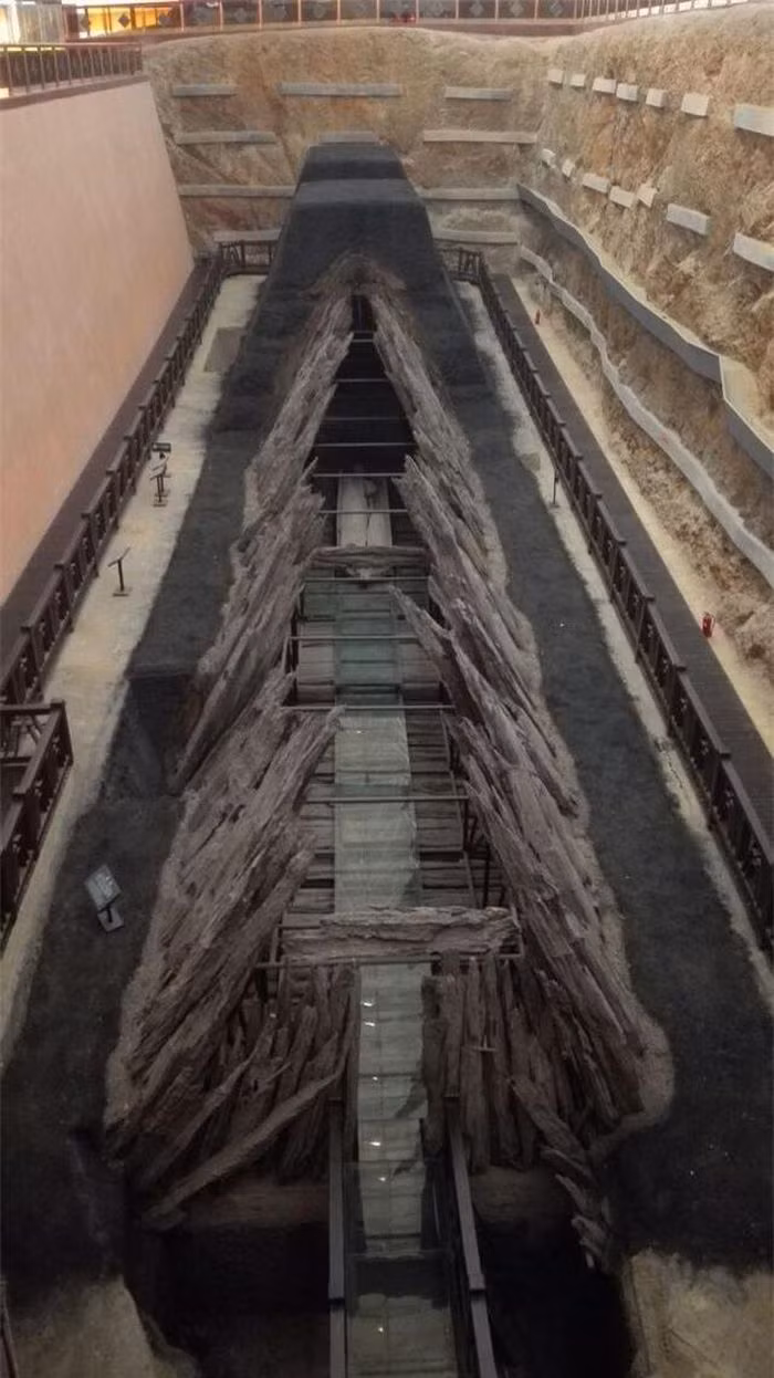 Buồng quan tài trong lăng có chiều dài 30m đặt trong lòng núi. (Ảnh: Kknews).