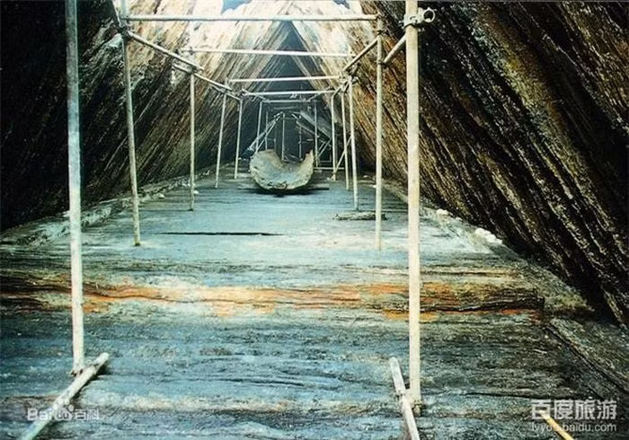 Quan tài độc mộc được đúc nguyên khối từ cây gỗ 1.000 năm tuổi. (Ảnh: Kknews).