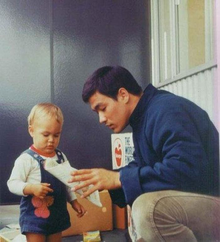 Hình ảnh đời thường hiếm hoi của Lý Tiểu Long ảnh 8 Hình ảnh đời thường hiếm hoi của Lý Tiểu Long ảnh 8