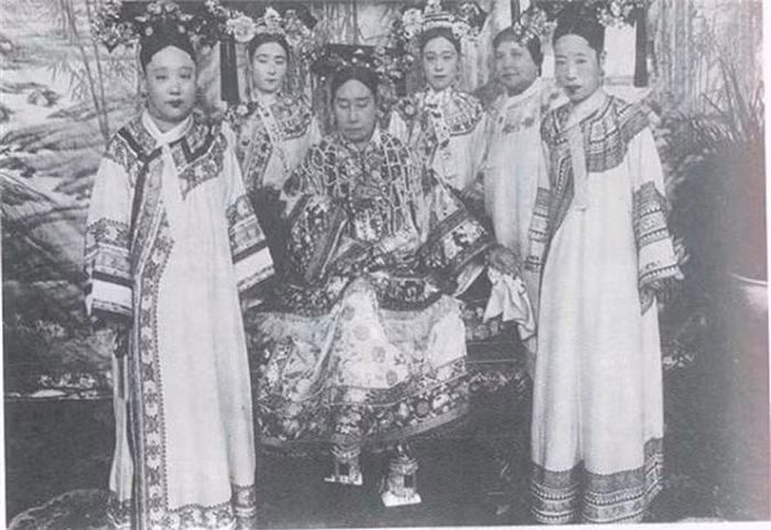 Từ Hy Thái Hậu cùng các phi tần vốn là mỹ nhân từ khắp nơi được tuyển chọn về.