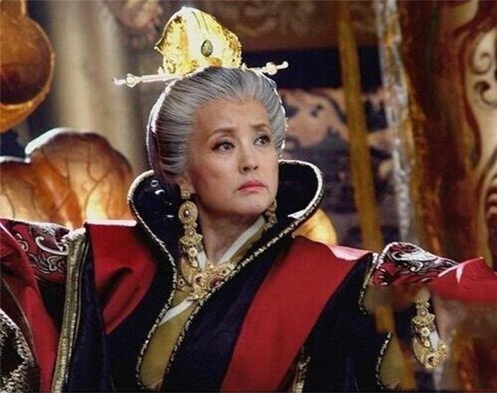 Sách &quot;Ngự hương phiếu diều lục&quot; viết, khi bước qua tuổi 50, da mặt của Từ Hy Thái Hậu vẫn giữ được vẻ trắng hồng, mịn màng như da thiếu nữ. Thậm chí, khi đã ở cái tuổi xưa nay hiếm, Từ Hy Thái Hậu vẫn được miêu tả với nhiều nét đẹp của một thiếu nữ đôi mươi.