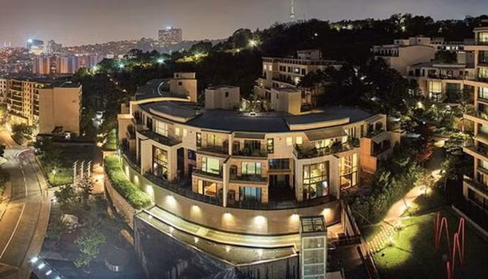 Khu căn hộ này có hệ thống an ninh cực chặt chẽ nên rất nhiều ngôi sao chọn đây là nơi sinh sống. Thiết kế tổng thể cũng bảo đảm sự yên tĩnh và riêng tư cho từng gia đình.