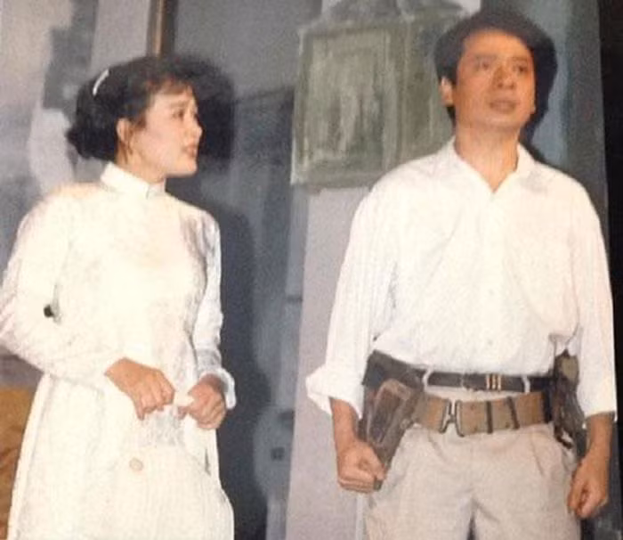 Loạt ảnh thời trẻ bên các mỹ nhân điện ảnh của NSND Hoàng Dũng ảnh 3