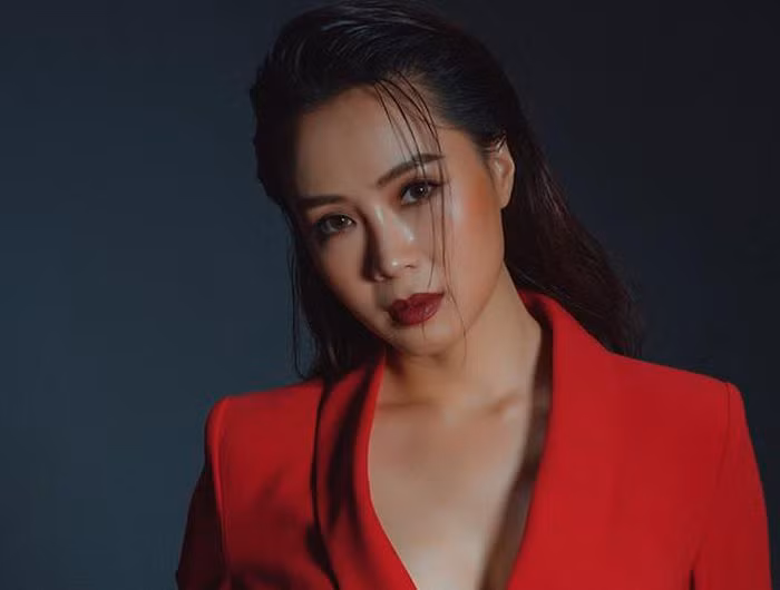 Cơ duyên đưa Hồng Diễm chạm ngõ làng điện ảnh là vai Nga trong phim "Những chàng trai đa cảm". Hình ảnh cô gái kiều diễm, lãng mạn ít nhiều đã để lại nhiều ấn tượng đẹp trong lòng khán giả.