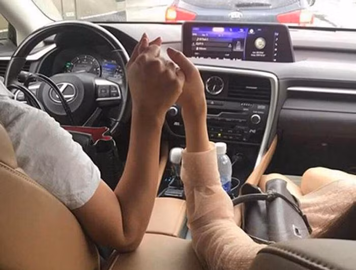 Những khoảnh khắc hiếm hoi Hồng Diễm đăng ảnh liên quan đến chồng nhưng lại hoàn toàn giấu mặt.