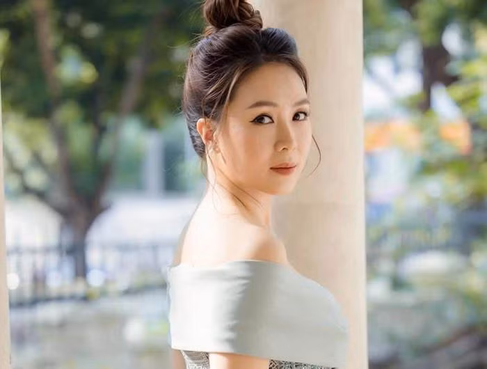 Năm 25 tuổi, khi đang ở đỉnh cao của sự nghiệp, Hồng Diễm bất ngờ lên xe hoa cùng chồng - một doanh nhân hơn cô 12 tuổi.