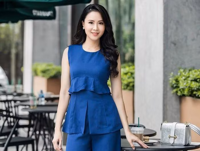 Ở ngoài đời cũng như trong phim, Hồng Diễm thường chọn phong cách nữ tính, thanh lịch. Cô ít khi diện trang phục cắt xẻ hoặc quá gợi cảm.