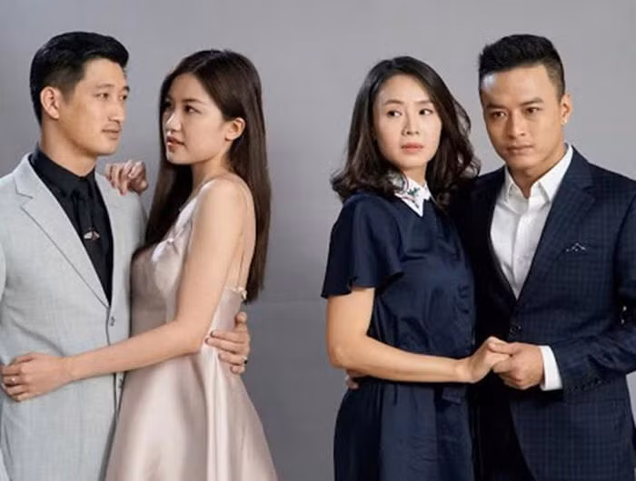 Năm 2019, Hồng Diễm trở lại màn ảnh nhỏ với vai nữ chính trong phim ''Hoa hồng trên ngực trái''. Sắm vai một người phụ nữ ngoài 30 tuổi, ở nhà làm nội trợ, lúc nào cũng xuề xòa, giản dị nhưng Hồng Diễm vẫn được nhận xét xinh đẹp, cuốn hút trên màn ảnh nhỏ.