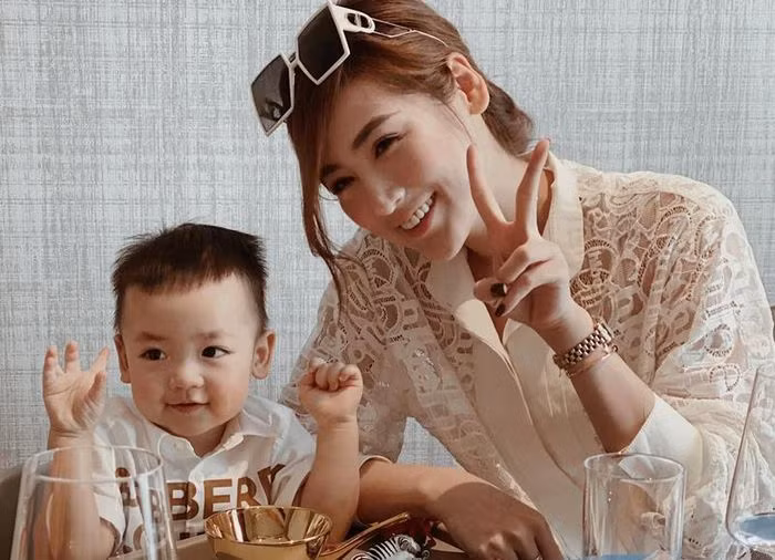 Tú Anh và con trai.