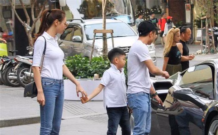 Subeo luôn nắm tay Đàm Thu Trang khi đi ra đường.