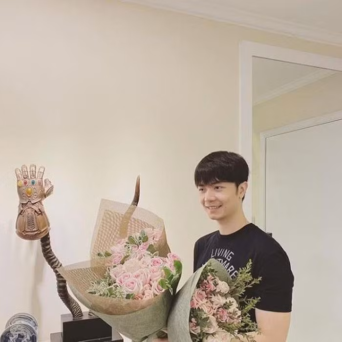 Chồng sắp cưới của Thúy Vân trông trẻ hơn rất nhiều so với tuổi thật nhờ sở hữu gương mặt điển trai cùng phong cách ăn mặc trẻ trung.