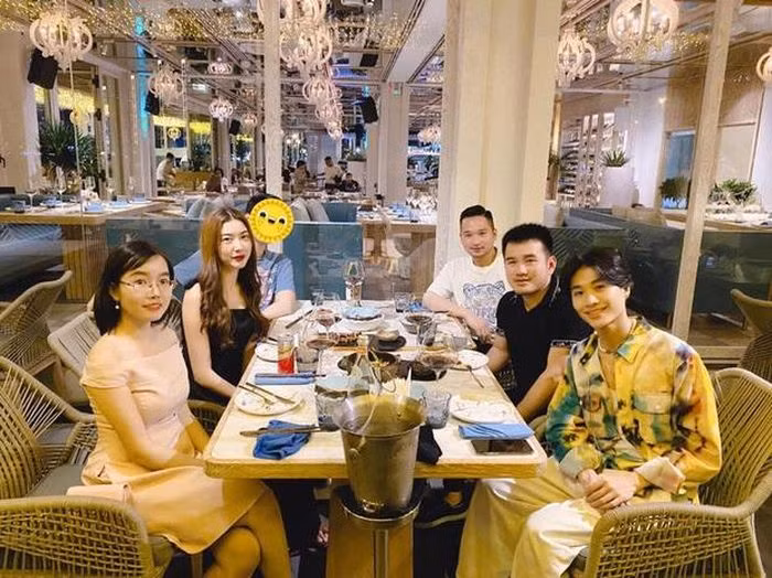 Trước khi công khai, Á hậu Thúy Vân cũng nhiều lần đăng ảnh ngồi cạnh bạn trai nhưng vẫn nhất quyết không tiết lộ danh tính.