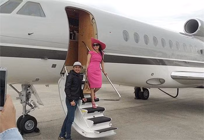 Hà Phương bên chuyên cơ riêng.
