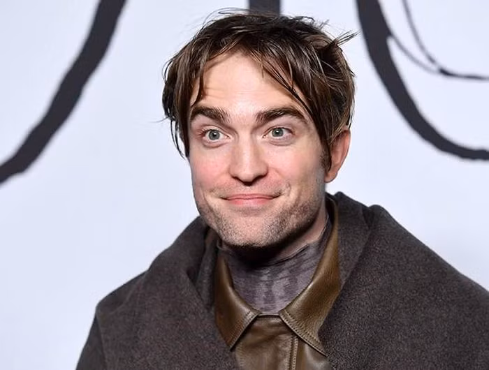 Ngoại hình điển trai, nhưng không ít lần tài tử 34 tuổi khiến người hâm mộ bất ngờ với hình ảnh xuề xòa, thiếu đầu tư. Tại show diễn Dior ở "Paris Fashion Week 2019", Robert Pattinson gây khó hiểu với kiểu tóc bết như chưa gội đầu. Lâu dần, đây được xem là "đặc trưng" của nam diễn viên.