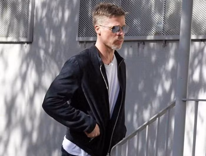 Khác xa hoàn toàn so với vẻ ngoài được trau chuốt kỹ càng trước kia, Brad Pitt những năm gần đây khiến công chúng thất vọng khi thường xuyên xuất hiện với những trang phục xuề xòa, thậm chí có phần luộm thuộm.