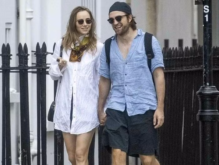 Hôm 21/6/2020, khi dạo phố cùng bạn gái Suki Waterhouse, tài tử sinh năm 1986 tiếp tục bị ghi lại hình ảnh râu tóc xồm xoàm khi xuống phố. Khán giả thất vọng vì Robert Pattinson lười biếng, bỏ bê bản thân đến mức không cắt tóc và cạo râu trong một thời gian dài.