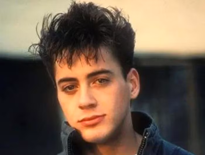 Mặc dù sắc vóc không đến mức "xuống dốc không phanh" như cậu em Leonardo DiCaprio, nhưng Robert Downey Jr. vẫn thực sự khiến người hâm mộ choáng váng khi nhìn lại hình ảnh của anh ở thời quá khứ.