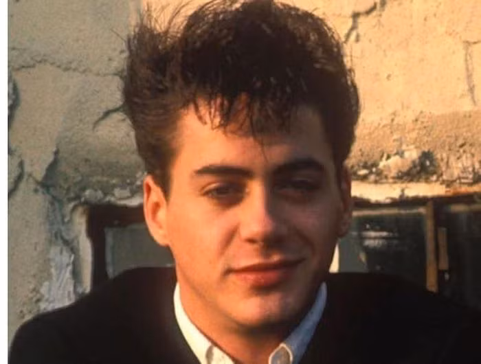 Khác hẳn vẻ ngoài gai góc, nam tính và chững chạc như hiện tại, ở thập niên 1980, "Người Sắt" từng là một mỹ nam với gương mặt điển trai, hàng lông mày "cực phẩm" và nụ cười quyến rũ "đốn tim" người hâm mộ.