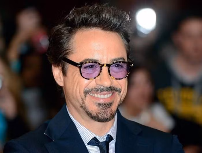 Trái ngược với hình tượng ngây thơ, lãng tử, Robert Downey Jr. từng có một thời nổi loạn với vô số bê bối như hút cần sa, sử dụng vũ khí trái phép... Nhờ sự hỗ trợ của mọi người cùng với nghị lực của bản thân, Robert Downey Jr. đã thoát khỏi con đường tội lỗi, vực dậy thành công sự nghiệp dưới đáy của mình nhờ vai diễn tỷ phú thiên tài Tony Stark trong loạt phim bom tấn "Iron man".