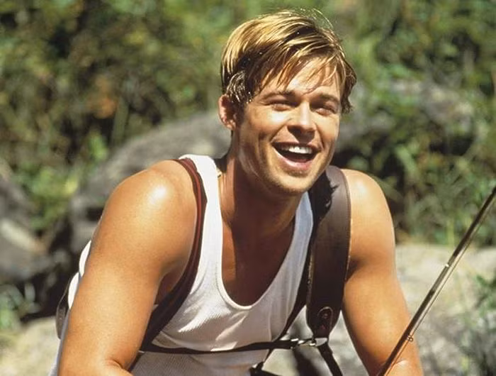 Brad Pitt sở hữu gương mặt hoàn hảo với khung xương hàm góc cạnh, nam tính, đôi mắt màu xanh lơ cùng mái tóc nâu vàng lãng tử. Những năm mới bước chân vào làng giải trí Hollywood, bên cạnh tài năng, ngoại hình cũng là một yếu tố giúp Brad Pitt tỏa sáng.