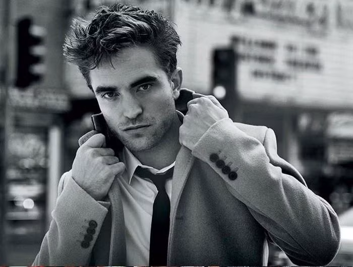 Lật lại quá khứ, ngoại hình của Pattinson khi đóng "Chạng vạng" được khen là điển trai nhất. Vai diễn Edward Cullen cũng giúp tài tử một bước thành sao hạng A, được nhiều đạo diễn săn đón.