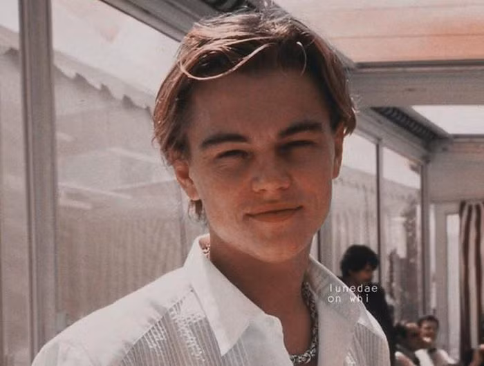 Mang trong mình ba dòng máu Đức, Italy và Nga, khuôn mặt Leonardo rất đặc trưng với đôi mắt xanh nước biển, khuôn cằm nhỏ nhắn cùng nụ cười nhẹ nhàng, lãng tử "đốn tim" người nhìn.