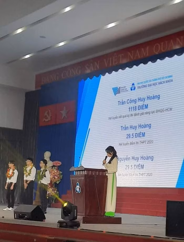 Khoảnh khắc 3 thủ khoa của ĐH Bách khoa TP.HCM được vinh danh trên sân khấu, đáng chú ý cả 3 đều có cùng cái tên Huy Hoàng.