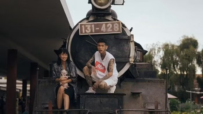 Cô từng góp mặt trong các sản phẩm âm nhạc của Dế Choắt.