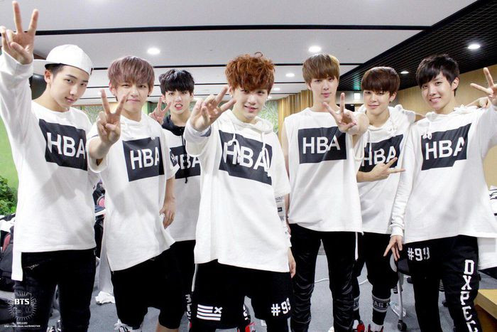 BTS thời kì đầu mới debut vô cùng khó khăn vì bị ảnh hưởng bởi sự tan rã của GLAM. BTS thời kì đầu mới debut vô cùng khó khăn vì bị ảnh hưởng bởi sự tan rã của GLAM.