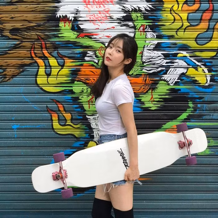 Hiện tại Zinni đang là vận động viên trượt ván chuyện nghiệp.