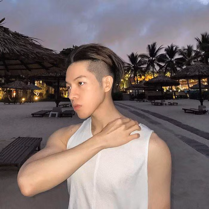 Vóc dáng cơ bắp hơn nhưng khuôn mặt lại thon gầy đi khiến Đức Phúc bị nghi đụng dao kéo lần nữa.