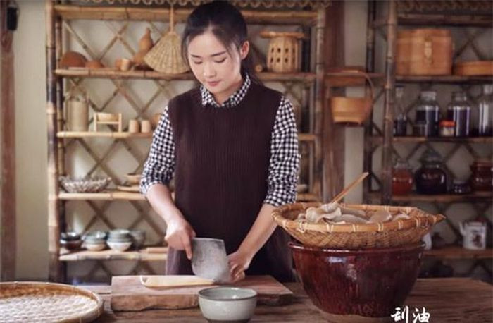 Bỏ phố về quê chăm sóc cha, cô gái bất ngờ thành vlogger nổi tiếng